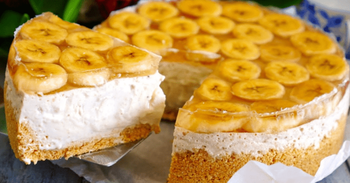 Бананова торта без фурна. Интересна и вкусна рецепта от леля ми Ина Апетитен бананов чийзкейк с желирани резени банан и бисквитена основа.