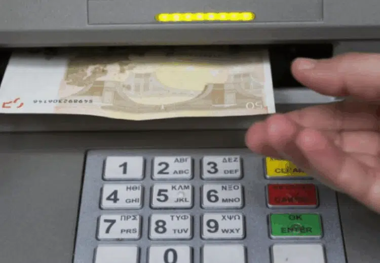 В Гърция вече се случва! Теглят се пари от банкомат без такса 1
