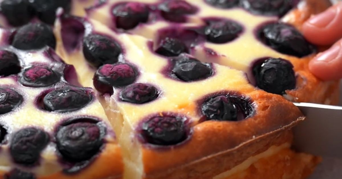 Нежен десерт Минутка. Крехък, мек и невероятно вкусен: разбъркайте всичко и го сложете във фурната Апетитен боровинков чийзкейк с кремообразен пълнеж, нарязан на парчета.