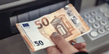 Ако сега служител взима 2000 лева заплата, то след преминаване в евро ще взима 1022, 59 евро 15