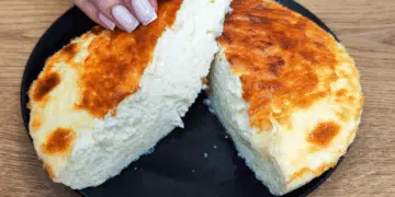 Този омлет никога не пада. Вкусен е като в детската градина, децата просто го обожават: 2 рецепти наведнъж 11