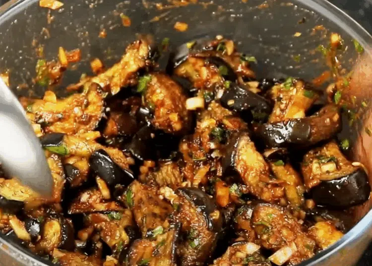 Невероятно вкусно и просто! Как да приготвим патладжани с лук и доматено пюре, така че пръстите да ви оближат 1