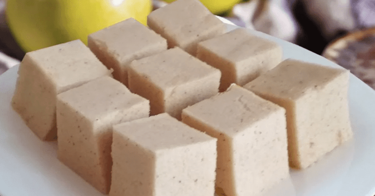 Десерт с ябълки безпроблемен: невероятно лесен и вкусен само за минути Апетитни кубчета домашен десерт на бяла чиния със свежи ябълки.