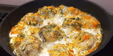 Крехка и сочна риба минтай в сос от заквасена сметана. Бърза и вкусна вечеря 1