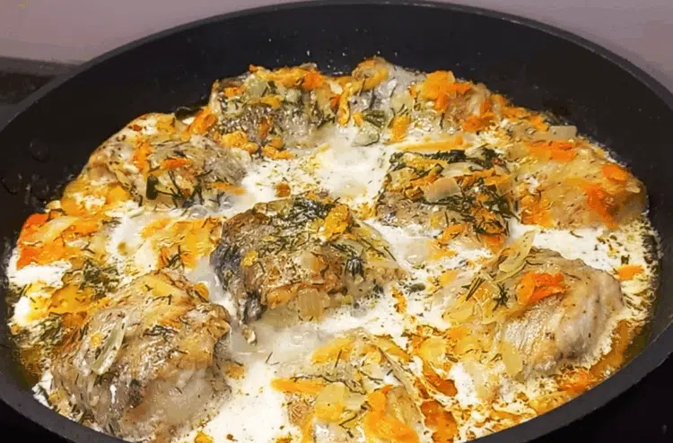 Крехка и сочна риба минтай в сос от заквасена сметана. Бърза и вкусна вечеря 1 Крехка и сочна риба минтай в сос от заквасена сметана. Бърза и вкусна вечеря 1