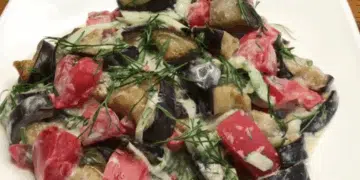 Легендарна салата от патладжан и домати: готова за 15 минути, а вкусът е просто ненадминат 12