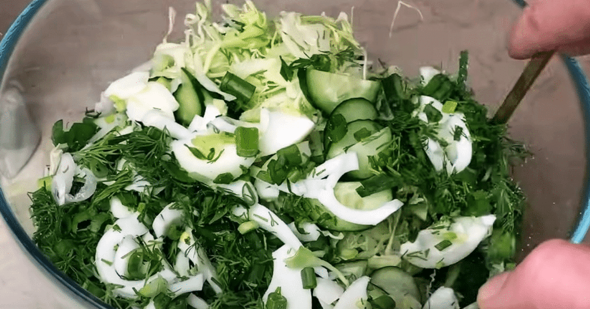 Хрупкава, сочна и невероятно вкусна! Най-лятната зелева салата: лесна рецепта набързо Свежа салата със зеле, краставици, яйца, копър и зелен лук в стъклена купа.
