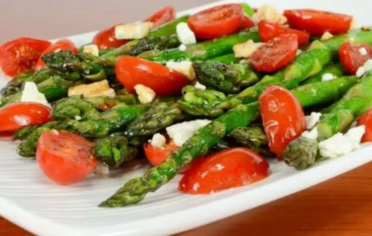 Салата с аспержи, домати и сирене фета, ТОП рецепта 1