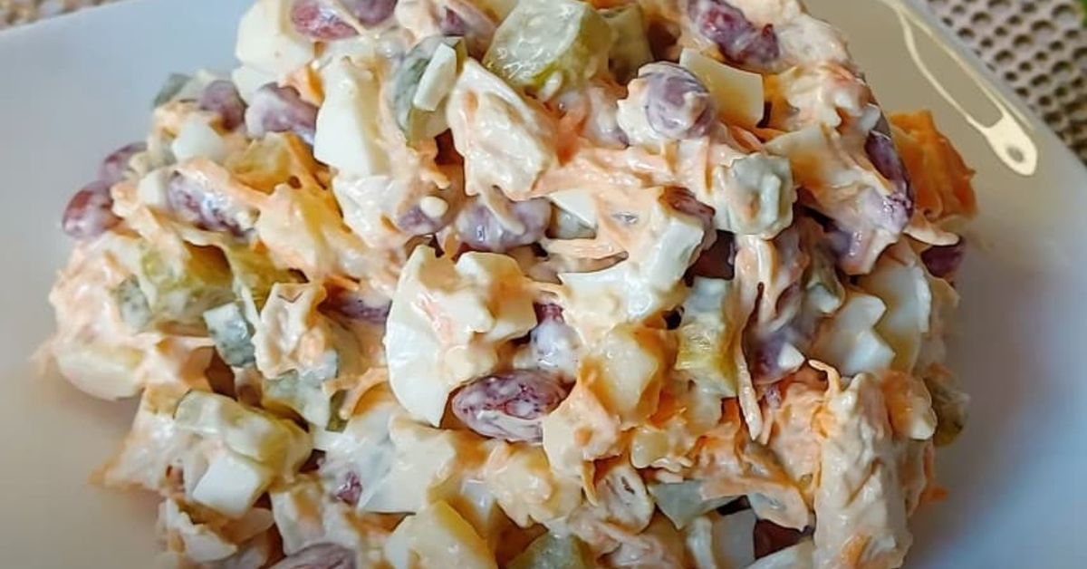 Нека приготвим салата „Зора“ у дома от прости продукти Апетитна салата с червен боб, яйца, моркови и кисели краставички в кремообразен сос.