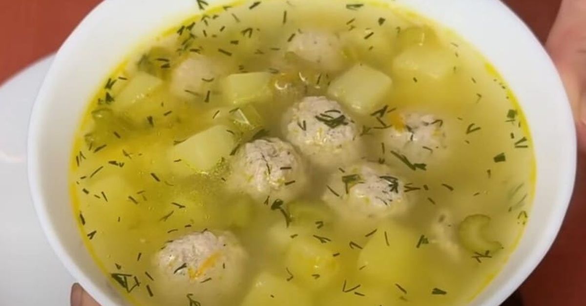 Рецепта за супа, която е невъзможно да се забрави. Невероятно вкусна и засищаща супа топчета, любима! Домашна супа с кюфтета, картофи и пресен копър в бяла купа