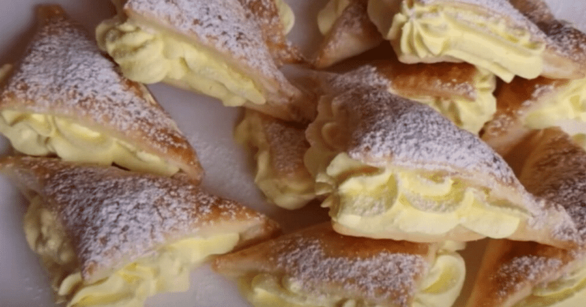 Френски домашни сладкиши: Невероятно вкусен десерт, приготвен от бутер тесто с ефирен крем! Вкусни триъгълни сладкиши с кремов пълнеж и пудра захар