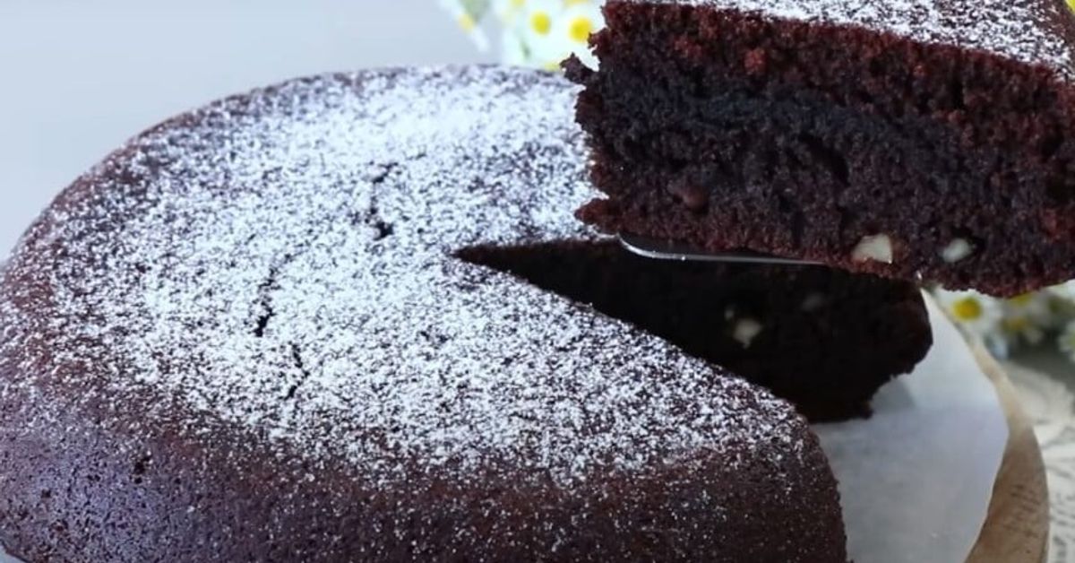 Шоколадов десерт приготвен в тиган - изчезва за миг, несравним вкус Шоколадова торта с пудра захар и орехи, от която се взима парче.