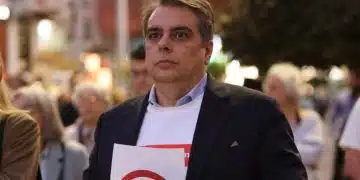 Човек с плакат на протест.