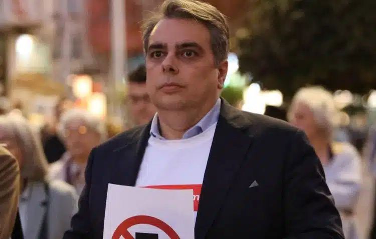 Човек с плакат на протест.