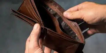 Празен портфейл в ръката