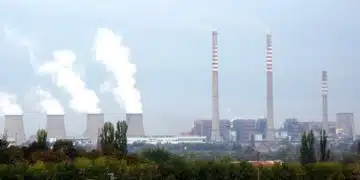 Индустриални комини с дим и облаци