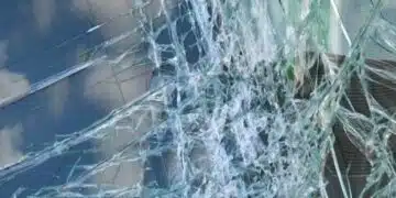Счупено стъкло с отражение на небе
