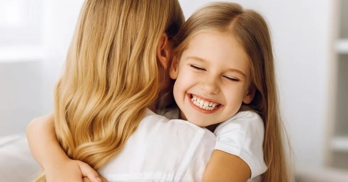 Родителите, които правят тези пет неща, са сигурни, че децата им винаги ще им се доверяват Майка прегръща дъщеря си.