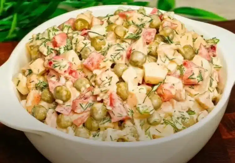 Перфектната салата за тези, които са уморени от традиционните вкусове: обилна и невероятно вкусна рецепта с пилешки гърди 1