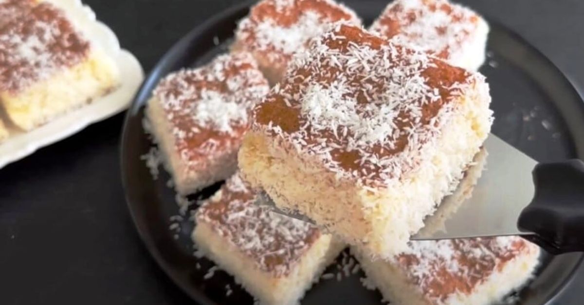 Всяко парче се топи в устата: вкусен кокосов десерт за чай или кафе. Рецепта от скъпа сладкарница! Апетитни квадратни парчета кокосов сладкиш, поръсени с кокосови стърготини.