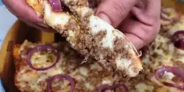 Пица с кайма и червен лук