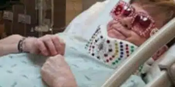 Певецът Елтън Джон влезе в болница 1