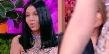 Жена с черна коса и рокля.