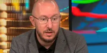Мъж в студио с графики.