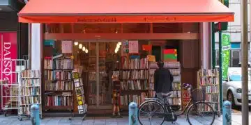 Книжарница с велосипед пред нея