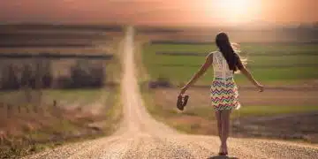 Момиче върви по пътя