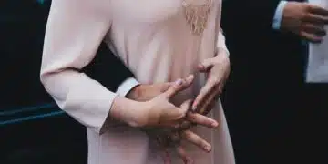 Двойка в интимна прегръдка.
