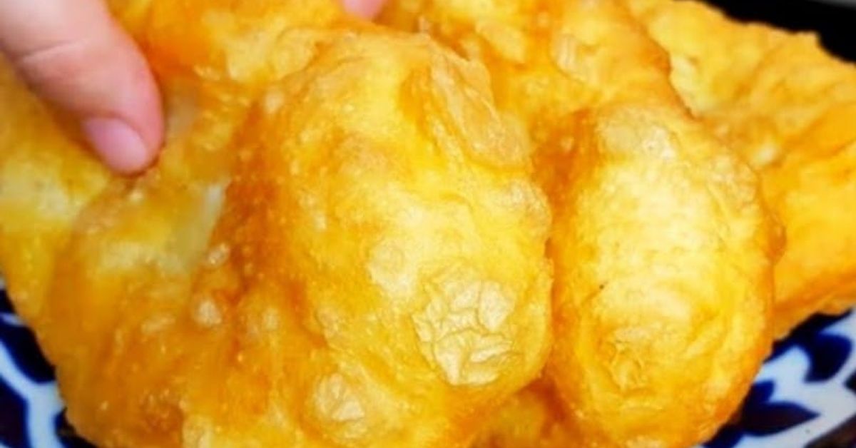 Един съсед арменец ме научи. Според тази рецепта картофените вкусотии се получават като пух тесто Златисти пържени мекици на синя чиния, едната държана от ръка.