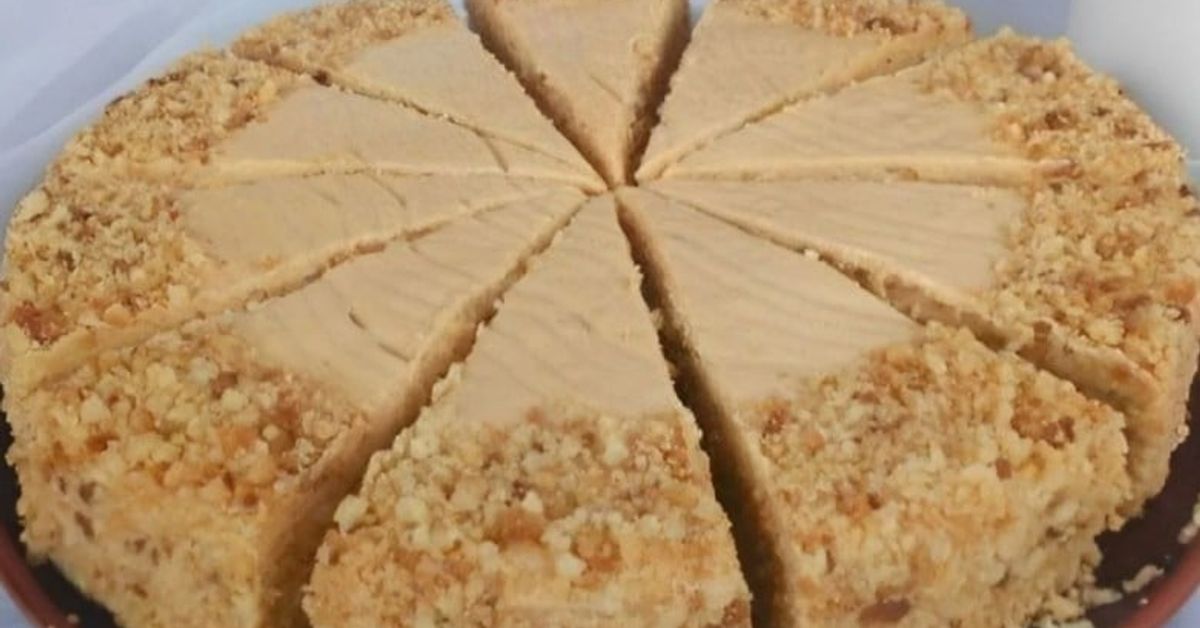 Кейк с фъстъци и мляко: Много крехък, а вкусът е просто несравним с нищо друго Нарязана торта с карамелен крем и поръска от орехи.