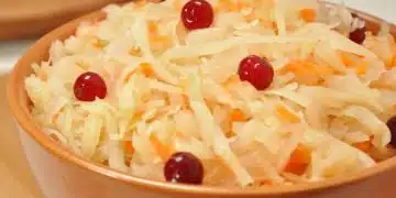 Кисело зеле с червени боровинки
