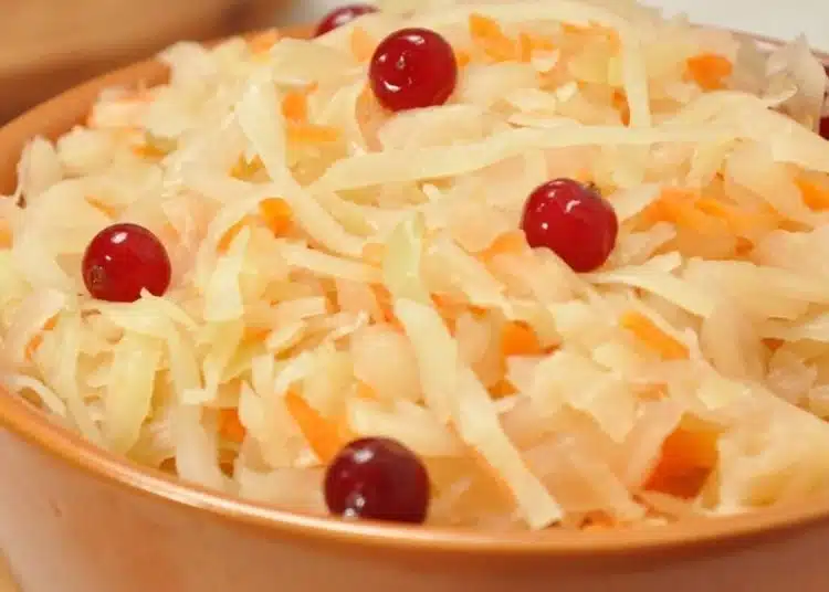 Кисело зеле с червени боровинки