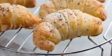 Вкусни кроасани, пълни с конфитюр, без бакпулвер или мая: лесна рецепта 1