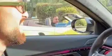 Спортен автомобил на улицата.