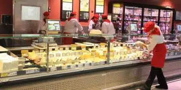 Работници в магазин за хранителни стоки