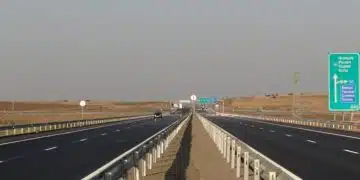 Широка магистрала в пустинна местност