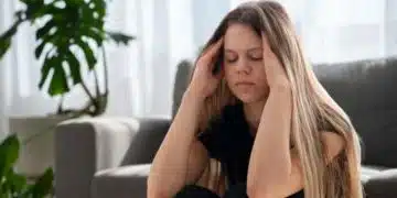 Млада жена с дълга коса.