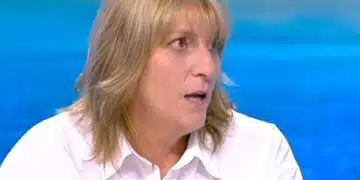 Жена с дълга коса в студио