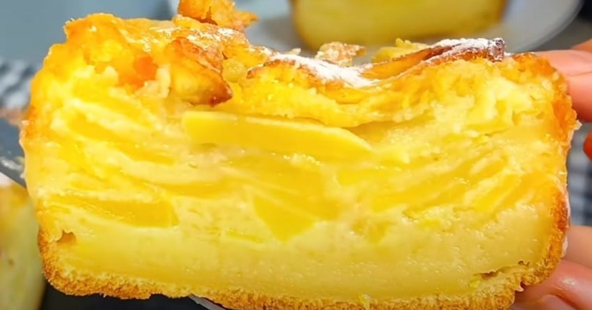 Невидим ябълков пай - по-вкусен от торта! Не е труден за приготвяне, а се получава невероятно вкусен Апетитно парче десерт с жълт крем, плодове и златиста коричка.