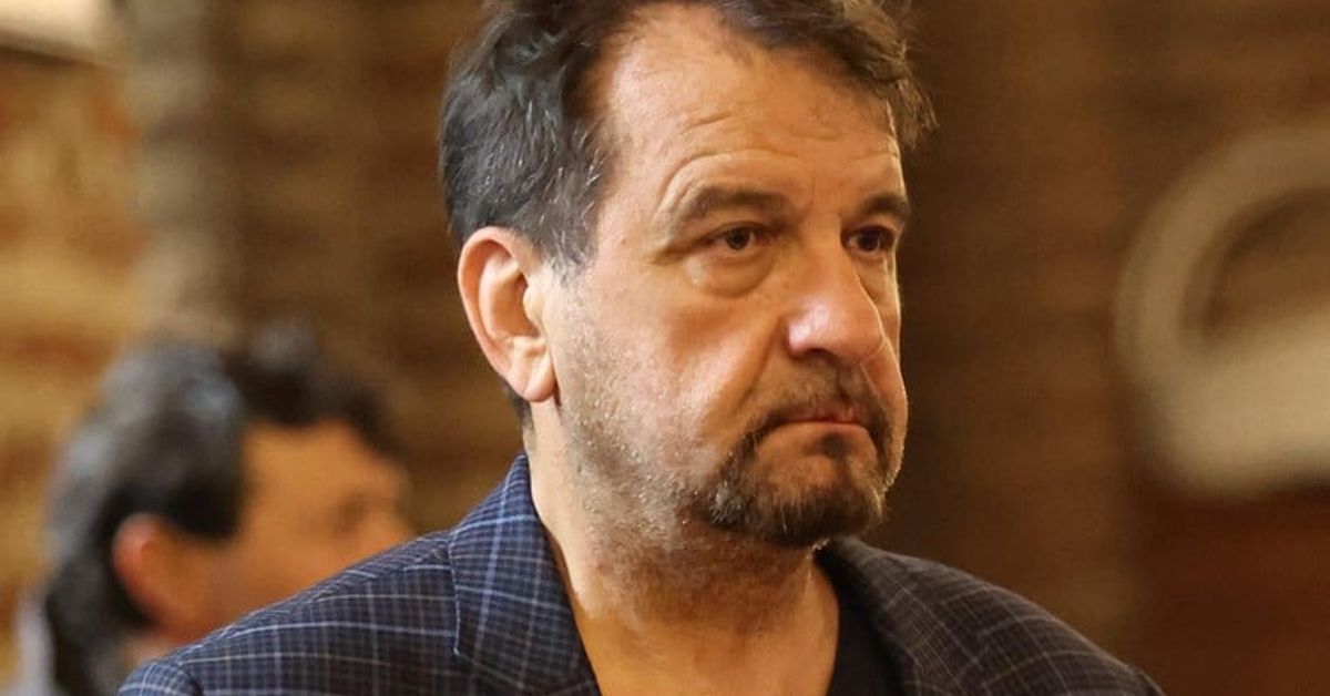 Водещият Ники Кънчев с коментар за новия сезон на Стани богат Сериозен мъж с тъмна коса и брада, облечен в карирано сако.