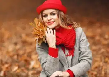Жена с червена шапка и шал