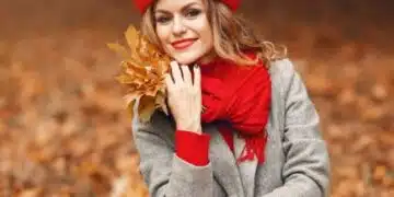 Жена с червена шапка и шал