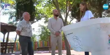 Три души в паркова обстановка.