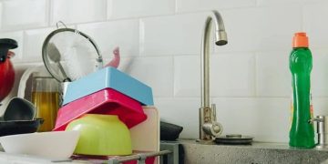 Мръсни чинии в кухнята.