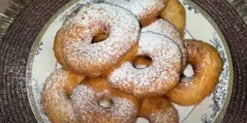 Понички, поръсени с пудра захар
