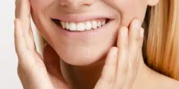 Усмихната жена с сияйна кожа