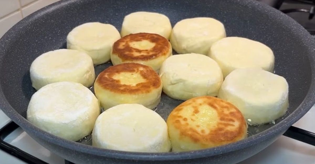 Перфектна рецепта за закуска, която е засищаща и вкусна едновременно Сирники се пържат в черен тиган, някои вече със златиста коричка.